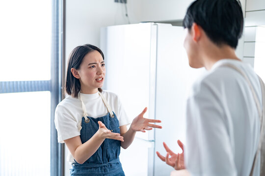 キッチンで喧嘩する男女
