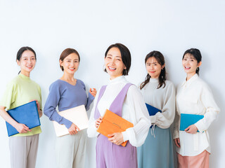 カラフルなオフィスカジュアルを着たミドル女性グループ