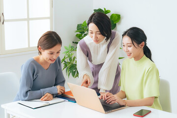 会議する女性グループ