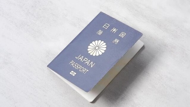 日本のパスポート（一般旅券5年用紺色）に風が吹く動画素材
