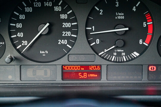 Auto-Tacho mit 400000 Km Laufleistung, hohe Laufleistung, viele Kilometer