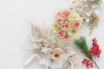 バラのブーケとしめ縄リース　正月の花飾り