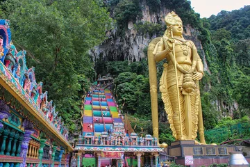 Dekokissen Kuala Lumpur, Malaysia, 10.11.2023: The Temple at Batu Caves in the North of Kuala Lumpur as a religious place and touristic hotspot.  © been.there.recently