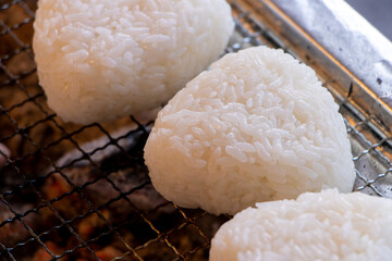 おにぎりを炭火焼きして焼きおにぎりを作る。
