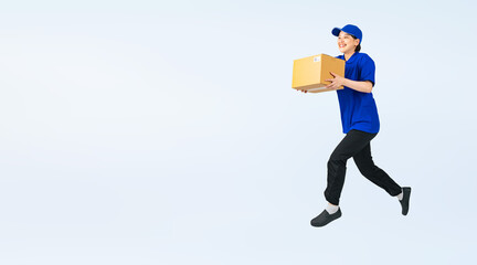 荷物を持ってジャンプする作業服を着た女性　デリバリースタッフ　配達員　作業員　切り抜き全身写真（切り抜き背景透過PNGも販売しております。作成者リンクから「PNG」で検索してください）