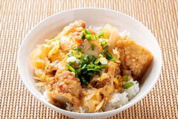 唐揚げ卵とじ丼(唐揚げ親子丼)。
