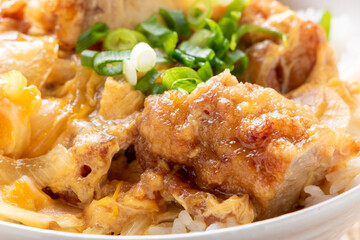 唐揚げ卵とじ丼(唐揚げ親子丼)のアップ。
