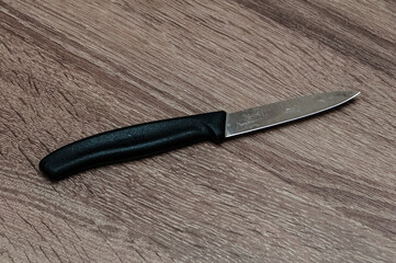 ein Küchenmesser auf einer Holzplatte
