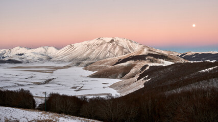 Prima nevicata sul Monte Vettore nel Parco Nazionale dei Sibillini - Castelluccio di Norcia -...