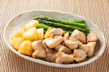 鶏肉とじゃがいもとアスパラガスのバター醤油炒め。
