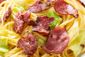 パストラミと春キャベツのペペロンチーノのアップ。
