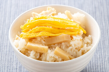 たけのこごはん(錦糸卵のせ)。
