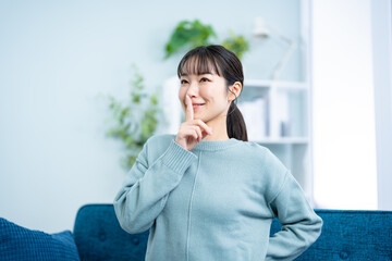 口に指を当てる日本人女性