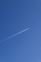 青い空に真っ直ぐ伸びる飛行機雲