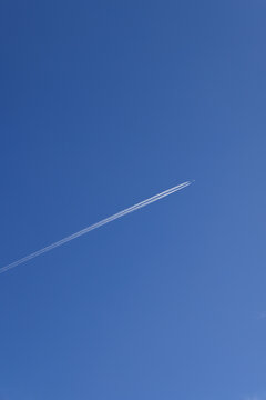 青い空に真っ直ぐ伸びる飛行機雲