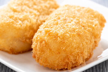 俵型のクリームコロッケのアップ。
