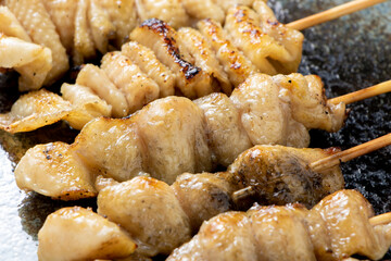 焼き鳥(塩焼き)盛り合わせの、ぼんじり串を中心としたアップ。
