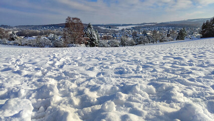 Winterwanderung in verschneiter Landschaft
