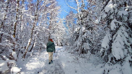 Winterwanderung in verschneiter Landschaft
