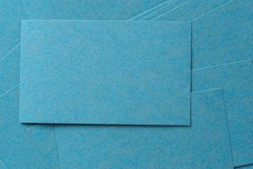 重なる青色のカード