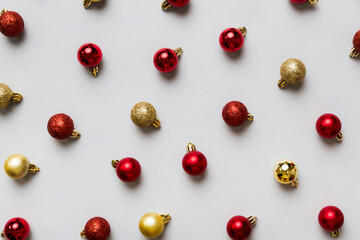 Christmas composition. a pattern of christmas balls on colored background. Flat lay, top view New year decor