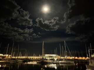 Port z jachtami wieczorową porą. 