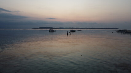 Fototapeta premium Sunset shell hunt