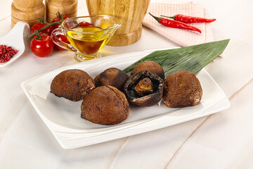 Baked brown champignons with spices
