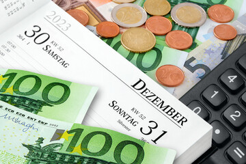 Deutscher Kalender Datum Silvester 31. Dezember 2023 Rechner und Euro Geldscheine