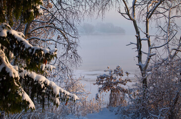 Zbiornik zaporowy na Wiśle.  Jezioro Goczałkowickie - wschód słońca w zimowy poranek.