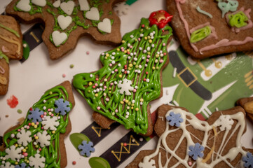 Zdobienie pierniczków. Święta Bożego Narodzenia.