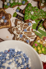 Zdobienie pierniczków. Święta Bożego Narodzenia.