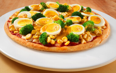 Pizza, Pizza mit Eiern und Brokkoli, Mais,  isoliert