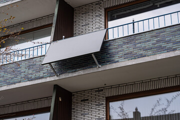 Solarpanel an einem Balkon eines Hauses aus den siebziger Jahren, Düsseldorf, Deutschland