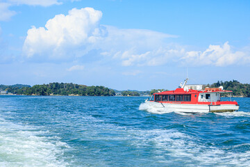 遊覧船から見た初秋の松島と松島遊覧船　宮城県松島町　Matsushima and Matsushima pleasure boat in early autumn seen from a pleasure boat. Miyagi Pref, Matsushima town.