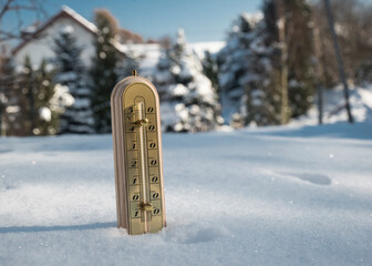 śnieżny krajobraz z termometrem w śniegu w słoneczny dzień - obrazy, fototapety, plakaty