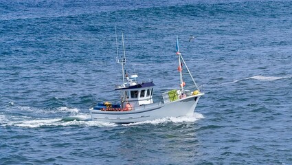 Barco de pesca regresando al puerto de Luarca  (Asturias)