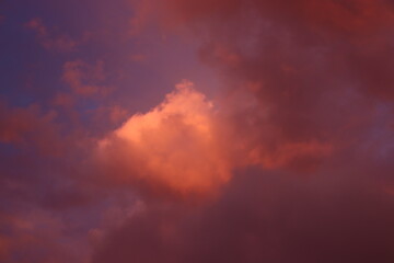 Fototapeta na wymiar nube en llama, formación de nubes al atardecer, fondo de pantalla, fondos de escritorio