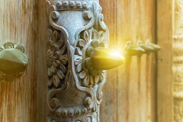 Crédence de cuisine en verre imprimé Zanzibar traditional swahili doors made of wood and brass