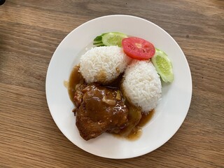 Fried chicken and rice topped with sauce.