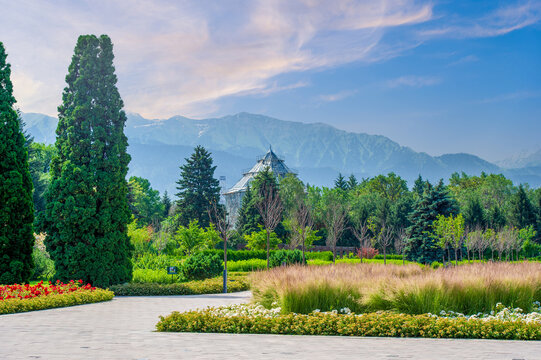 Immerse yourself in the serenity of nature surrounded by mountain scenery in this stunning garden park, Nature Escape.