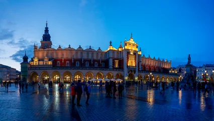 Photo sur Plexiglas Cracovie Krakow Old Town City Center at night with illuminated lights