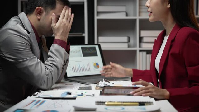 Problems at work: Bored, sad, annoyed, two Asian teams were very angry, yelling, scolding employees sitting at their desks. Be rude to employees who don't care about their work.