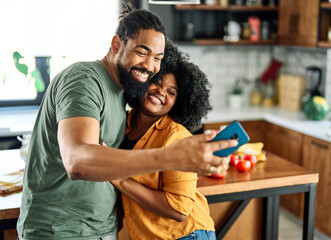 woman selfie phone man couple camera mobile phone portrait smartphone happy young romance together love photo picture kitchen food dinner lunch vegetables relationship boyfriend girlfriend - obrazy, fototapety, plakaty