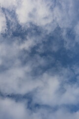 zimowe błękitne niebo z chmurami - obrazy, fototapety, plakaty