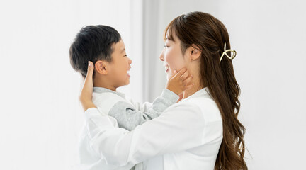 男の子を抱く笑顔の母親 © Trickster*