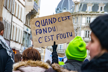 Panneau avec le slogan  