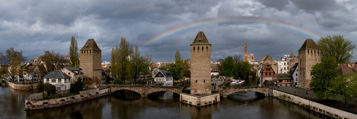 Panoramique sur les Ponts Couverts de Strasbourg (France), avec un arc-en-ciel