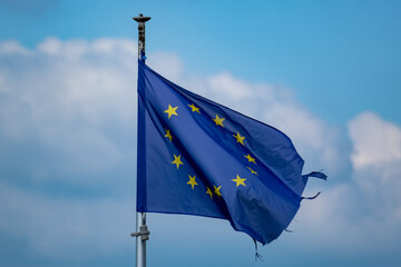 Drapeau européen déchiré - obrazy, fototapety, plakaty