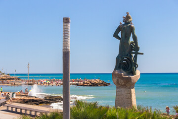 Vega Baja del Segura - Estatuas de la Bella Lola y del Hombre del Mar en Paseo Juan Aparicio de Torrevieja 